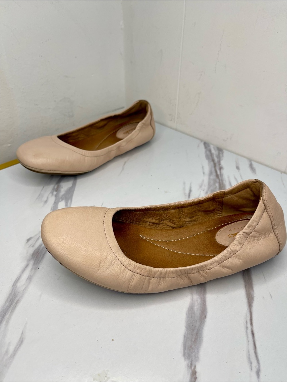 Clarks Women’s light beige Leather Slip-On Ballet Flats 6M